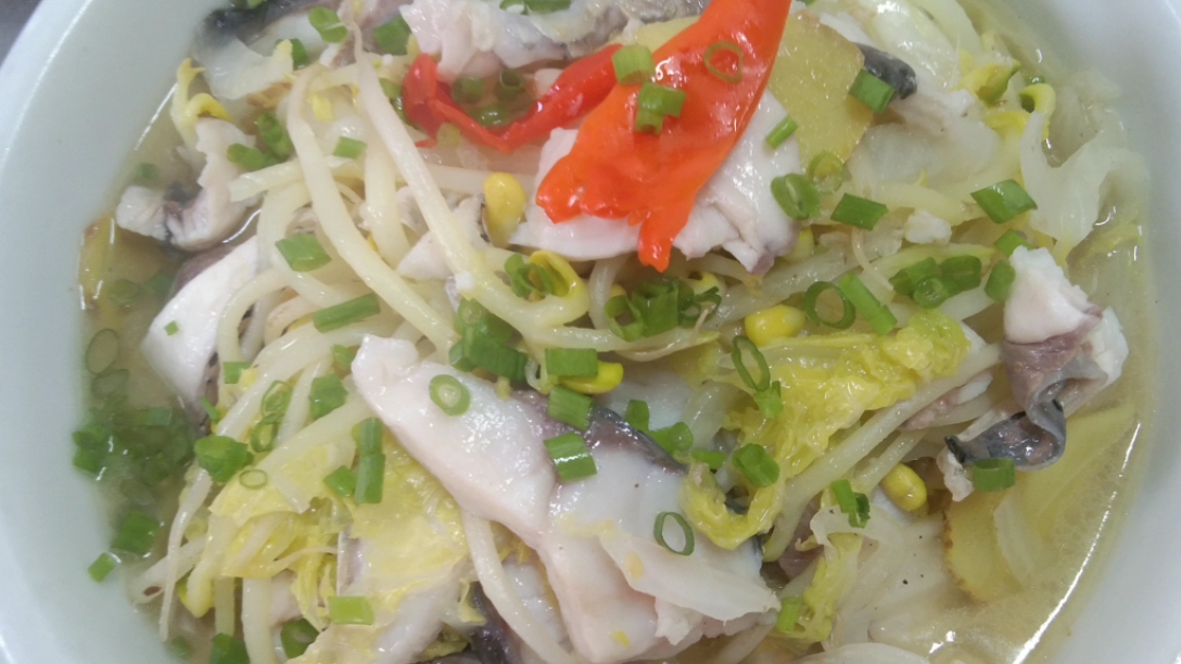 草鱼片加黄豆牙、白菜一起煮,鱼肉嫩滑,豆牙白菜鲜甜爽口