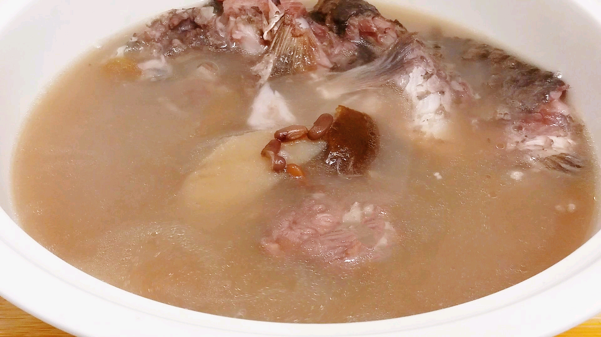 南方天气潮湿,我家常煲这碗鲫鱼汤,清热祛湿,鲜甜回甘好好喝