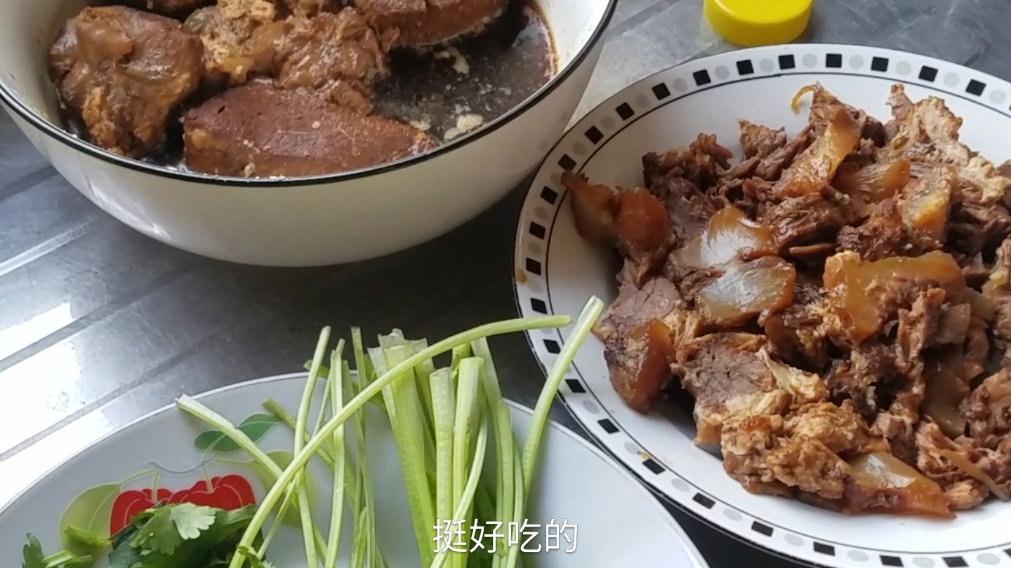 老张自制老汤酱牛肉,配上一种当地特色火烧,全家吃嗨了