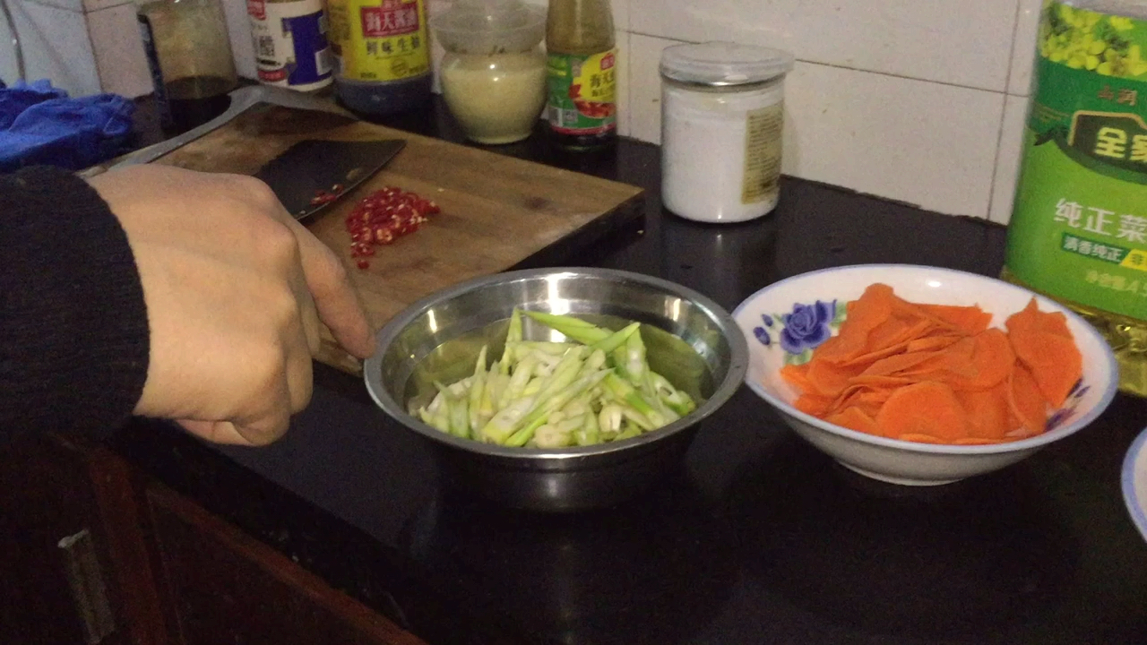 大山的馈赠、春天的美味、下酒的极品——农家酸菜炒小鲜笋