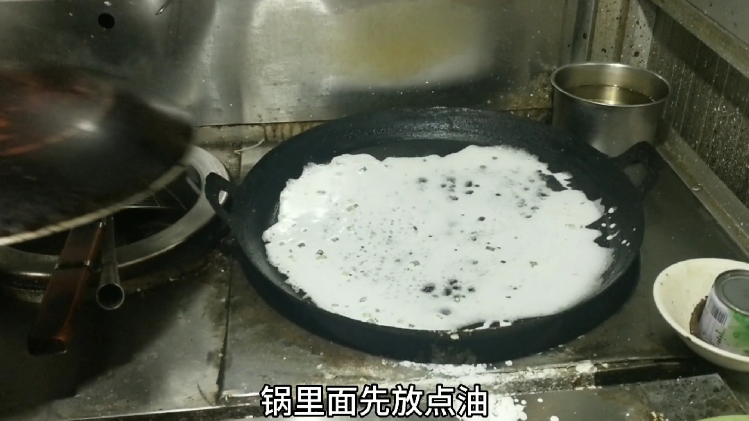 温州大叔卖锅贴,一份3元,30秒一个,日卖500个,客人排队等着吃