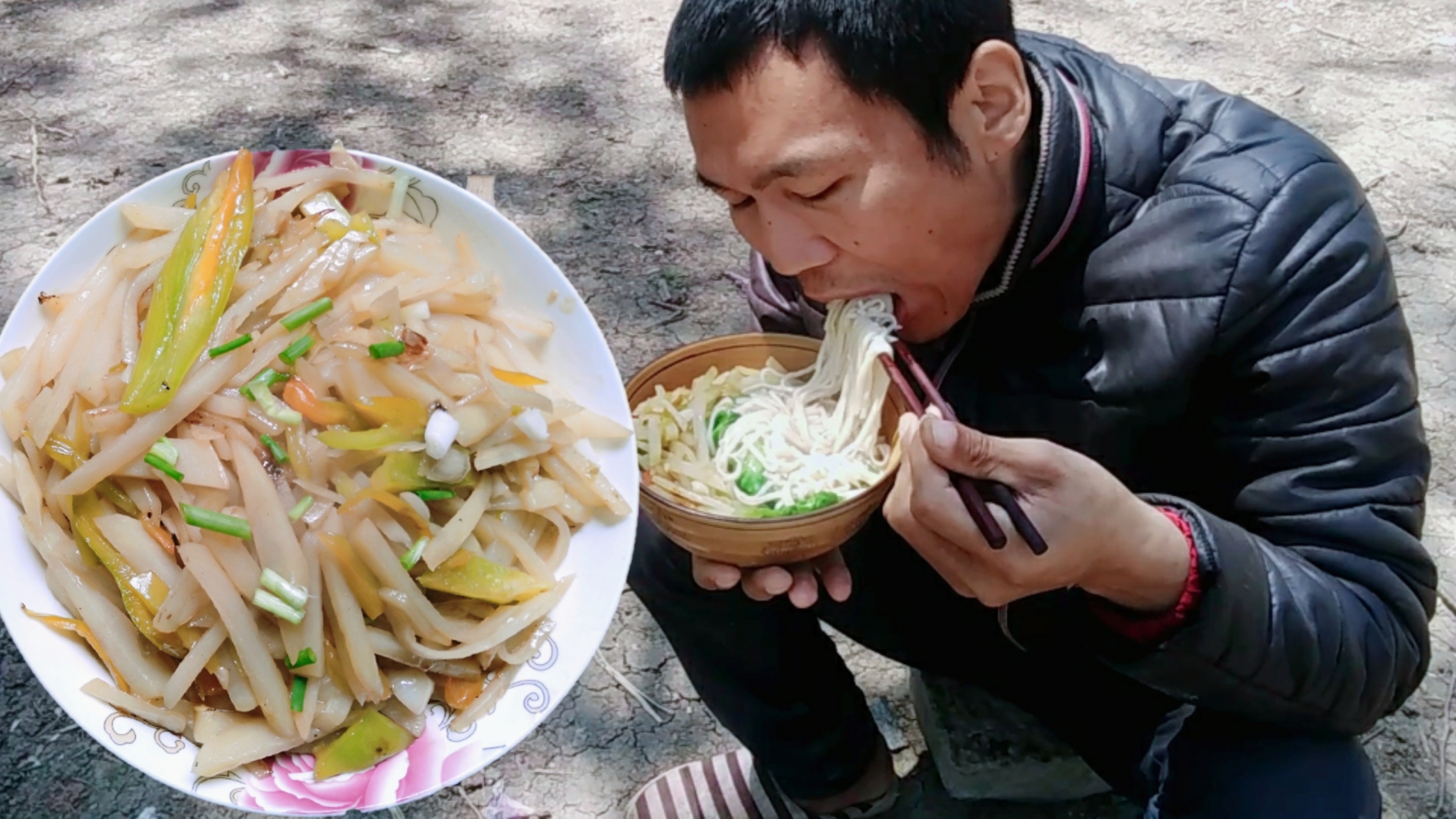 农村小伙炒(青椒土豆丝)大锅捞面条,一大碗两分钟吃完,爽