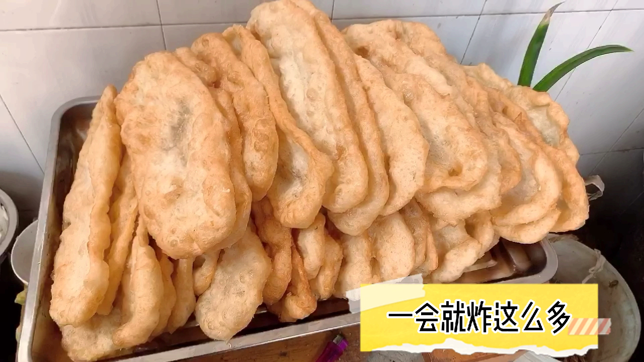 妈妈教闺女做烟台特色美食“炸面鱼”蓬松暄软,学会可以开店卖了