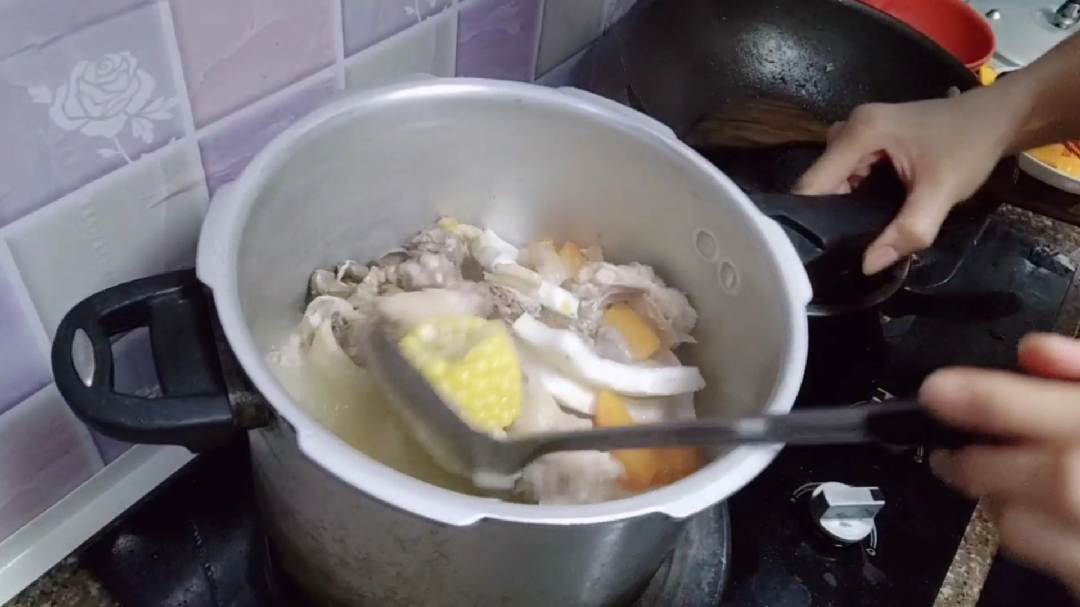 一个椰子一只鸡,广东人做出神仙美食!汤很鲜甜,汤浓肉滑超好喝