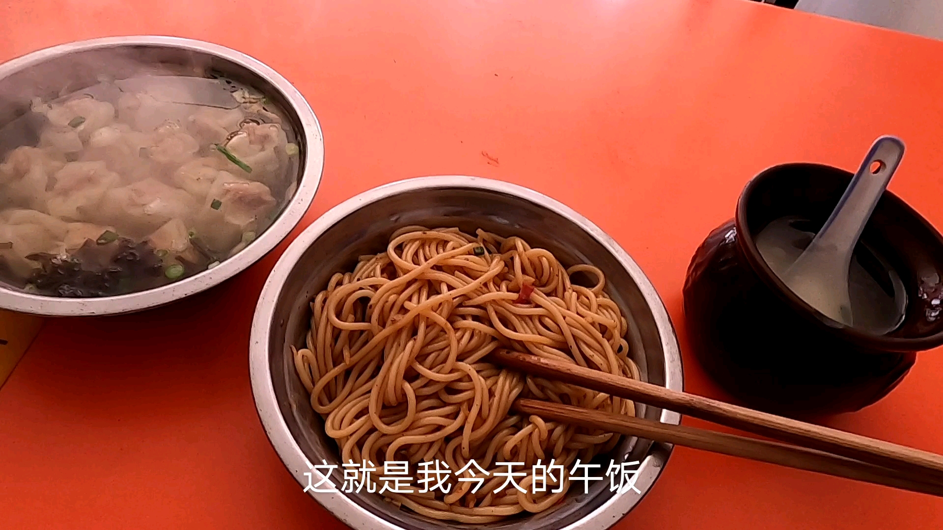 品尝南昌知名美食南昌瓦罐汤,一口南昌拌粉一口瓦罐汤,味道超赞