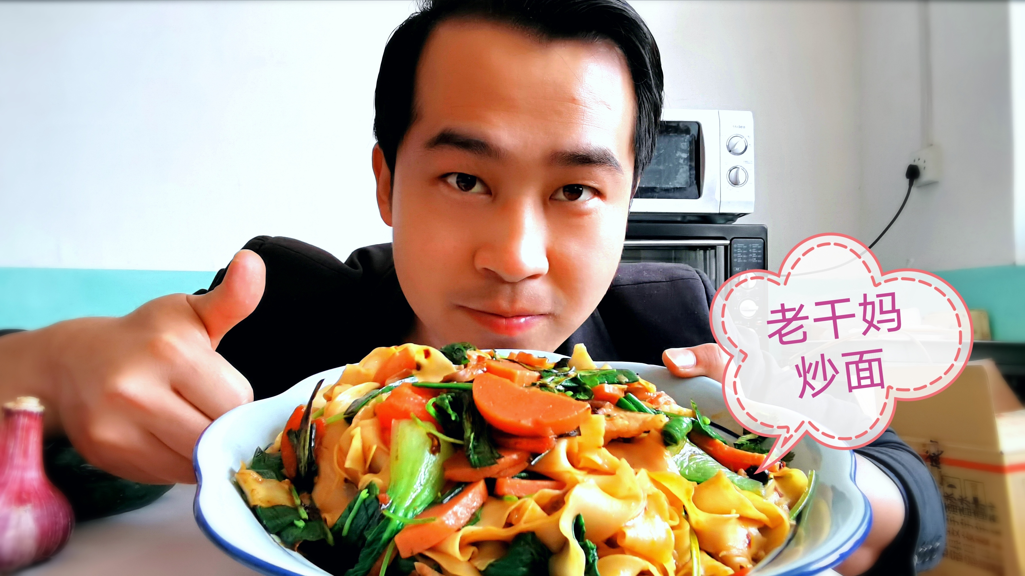旺仔用猪头肉做“老干妈炒面”味道是真香!配上两头蒜,猛吃一盆