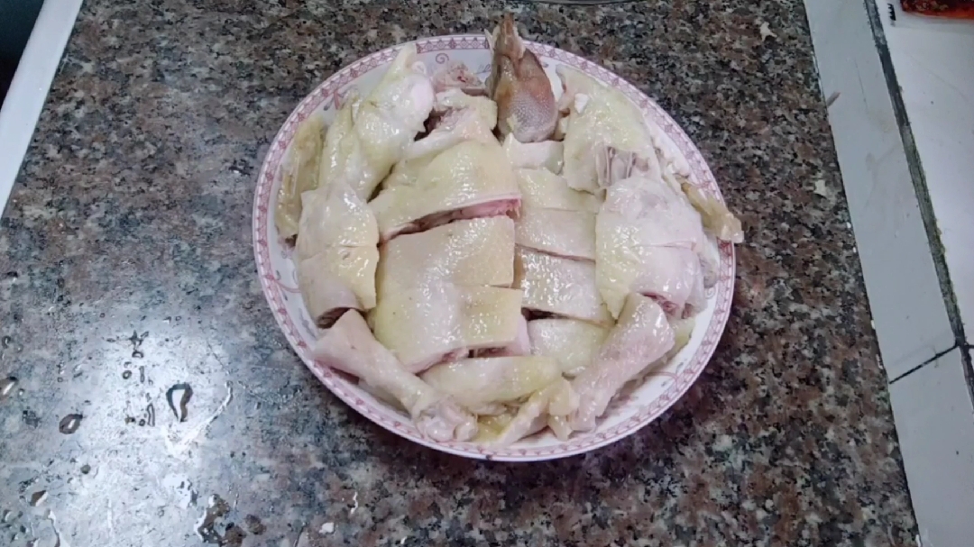 广东名菜“白切鸡”正宗做法,皮脆肉嫩,一整只不够吃