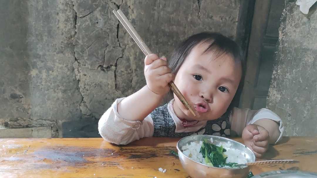 小羊吃青草,学用筷子的小宝贝儿