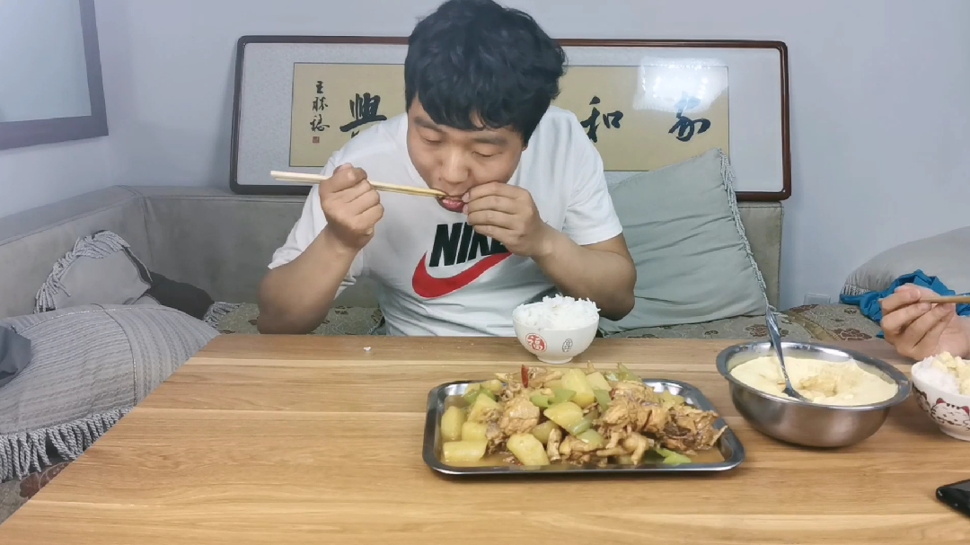小伙做炒鸡怎么感觉像大盘鸡啊