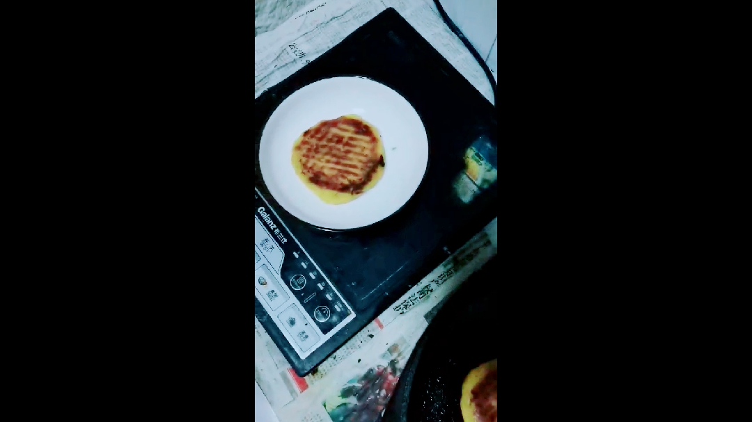 制作两面金黄的野菜馅玉米饼!