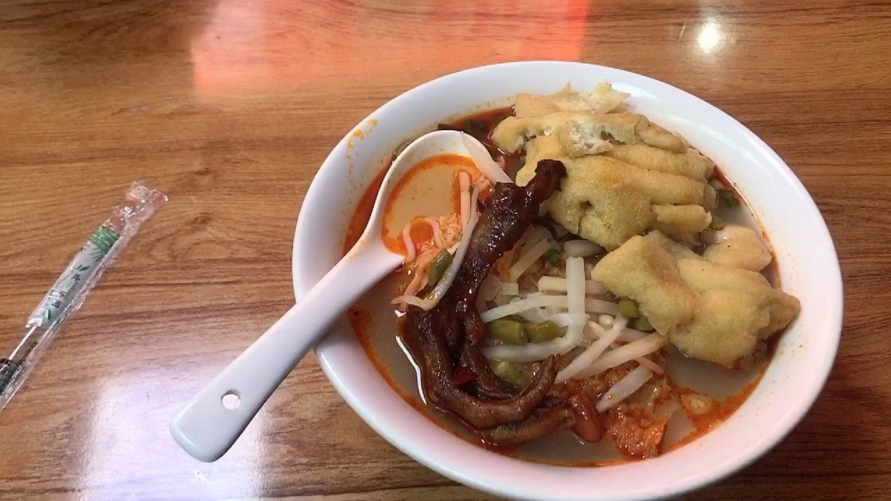 小骆和朋友去吃螺蛳粉,中辣加鸡爪和豆腐,吃得太过瘾了!