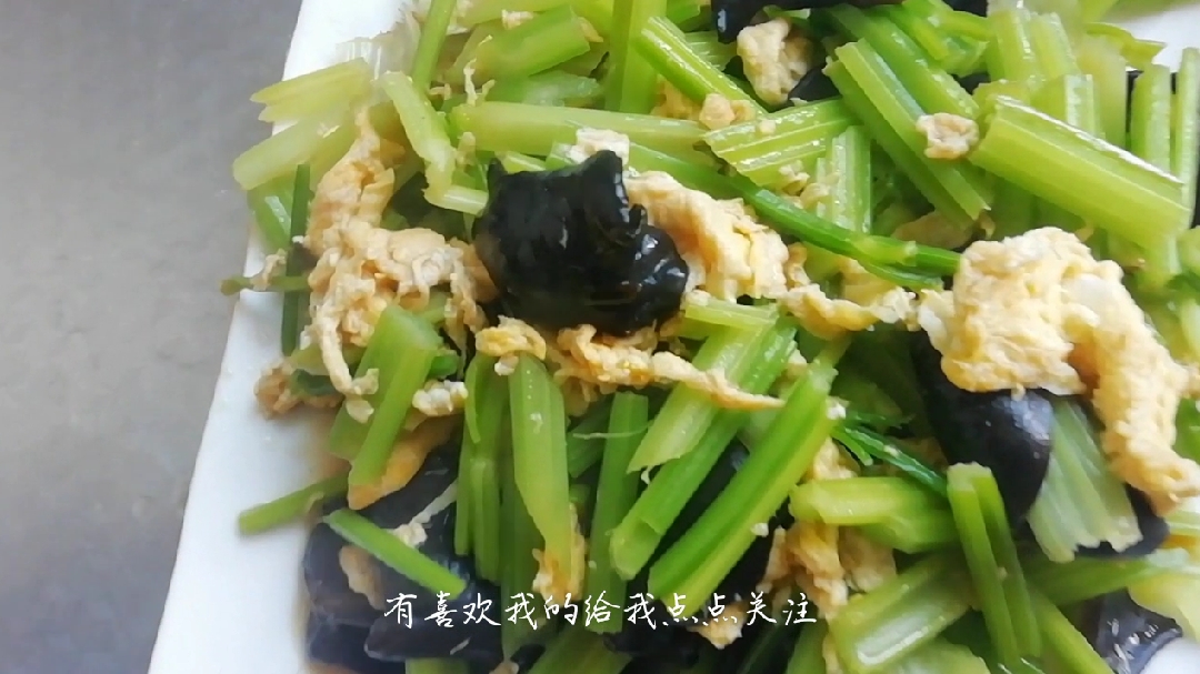 一把芹菜一把木耳最好吃的做法,好吃不腻,我家一醒期做五次