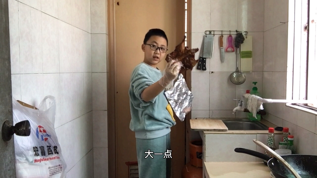 买了几天的酱板鸭竟然忘记吃了,看把儿子给乐的,亲自动手