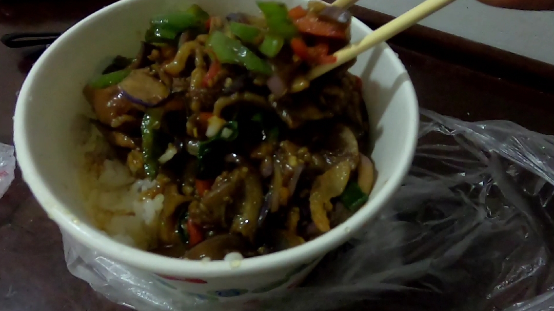 点了份肉末茄子盖浇饭,吃完一碗不过瘾,好吃到一塌糊涂