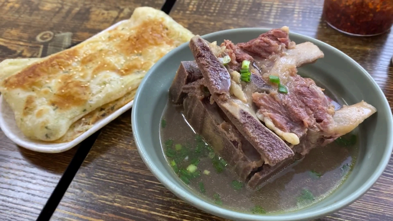 淮南牛肉汤,10元一碗好吃不贵,搭配这种烧饼味道真是非常棒