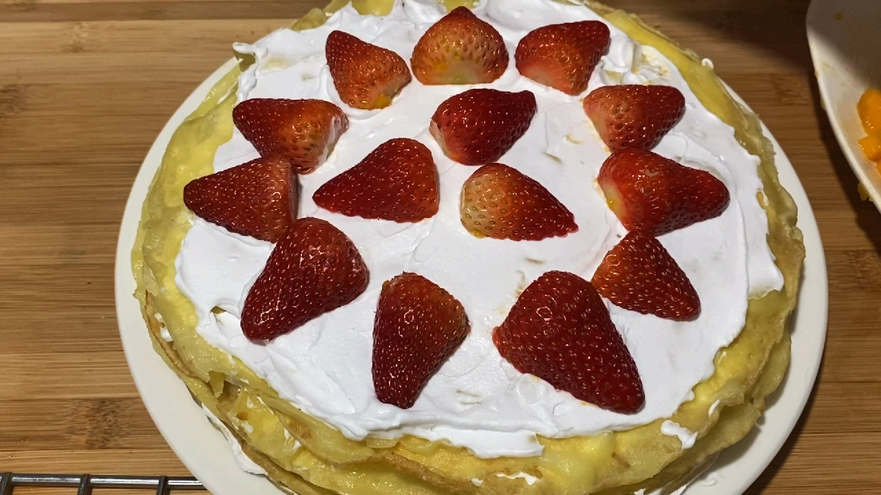平底锅做的水果千层蛋糕,方法简单制作容易,草莓芒果蛋糕真好吃