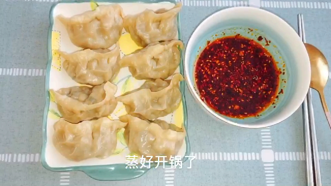 早餐做的黑全麦死面蒸饺,鸡蛋香椿芽馅儿的,蘸辣椒油简直绝了