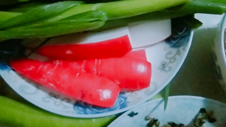 今天晚上,一桌的青菜,一家人在一块吃饭,,多么幸福。