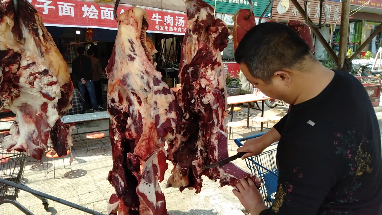 小伙割2斤牛肉做(红烧牛肉)牛肉土豆炖在一起,软绵细腻,好吃
