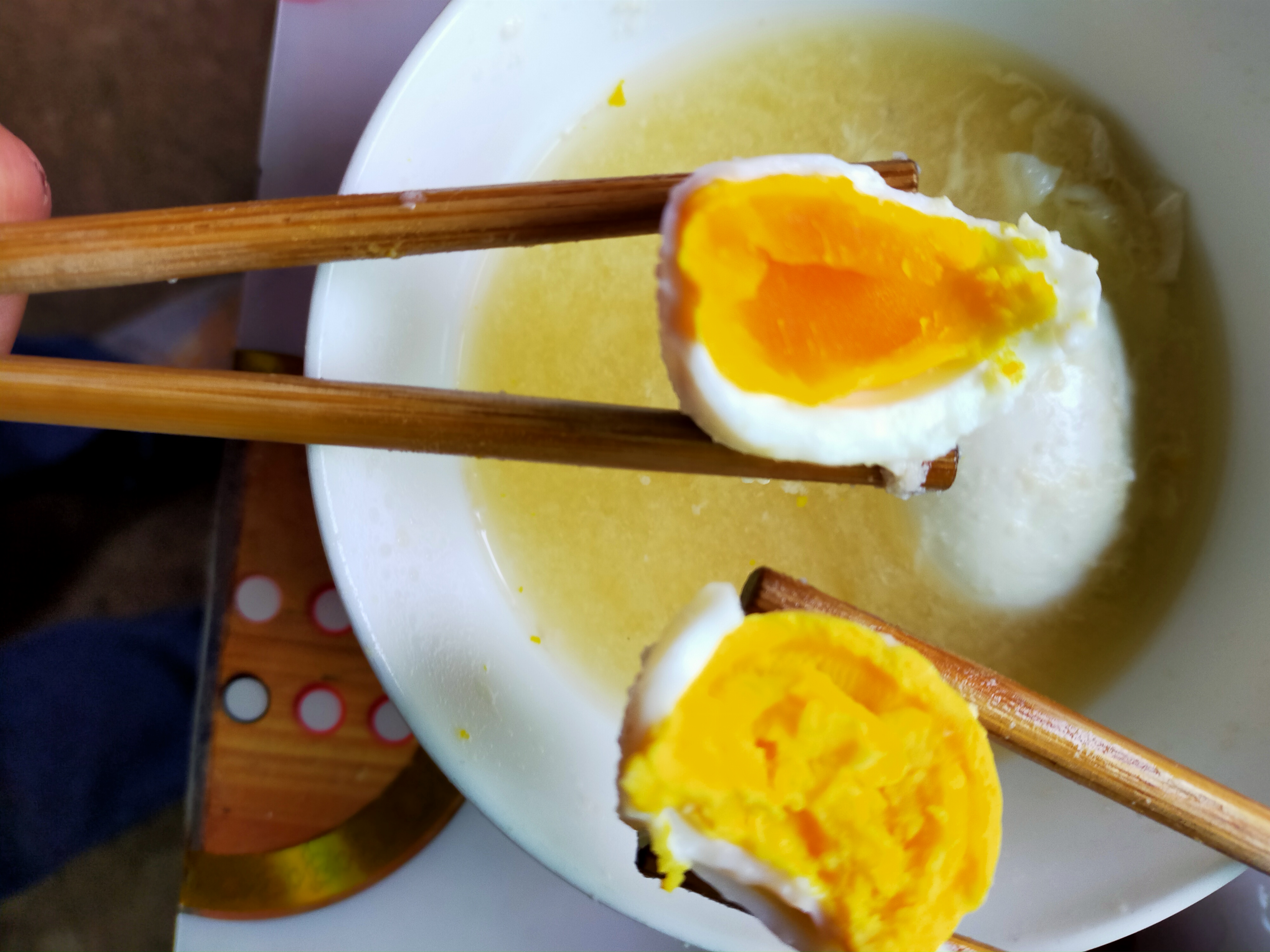 土鸡蛋和五黑鸡蛋煮熟的区别,教大家怎么区分不同品种鸡蛋