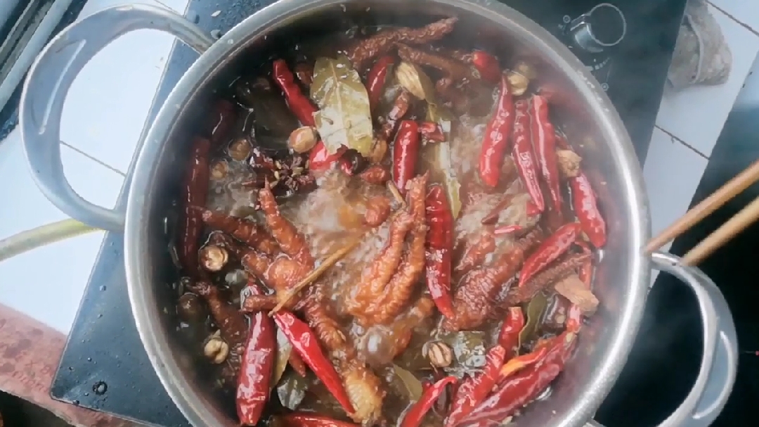 今天做一道,一看就会,技法简单,麻辣五香卤鸡爪