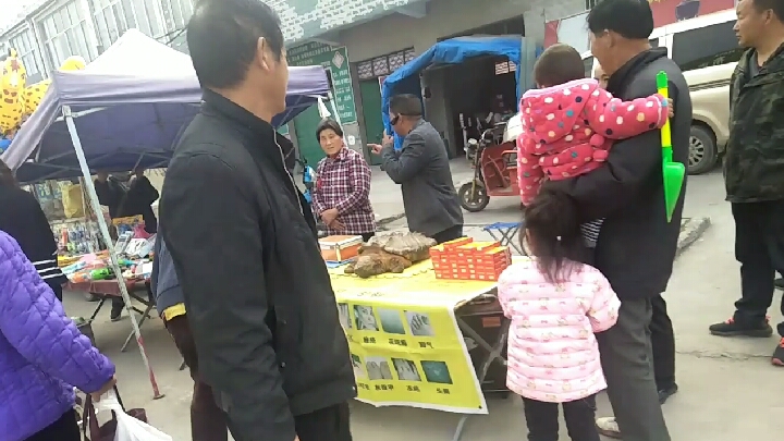 农村集市偶遇一江湖卖药的,这样的广告能相信吗?