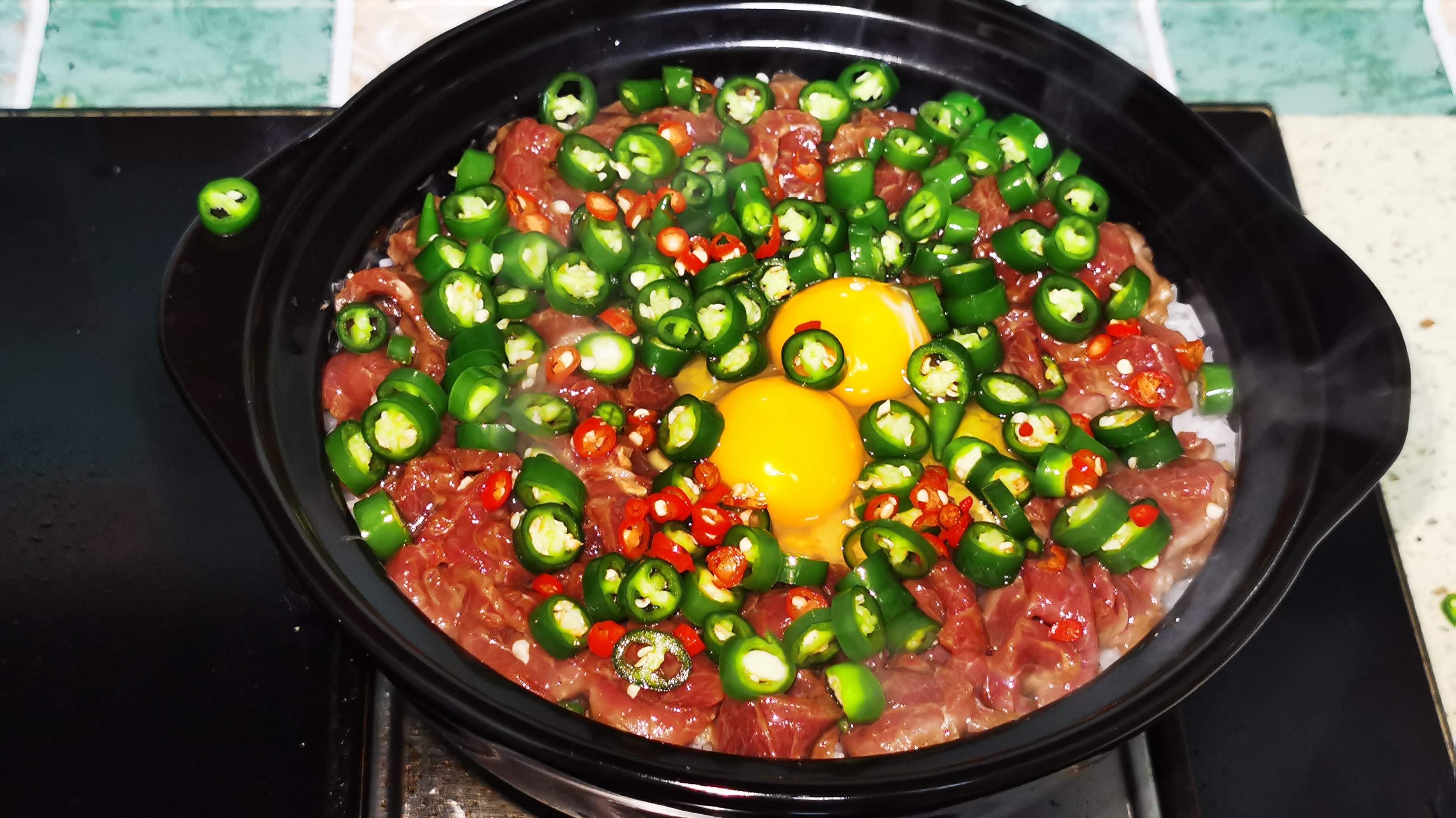 妹子花15块钱买的牛肉,做成煲仔饭,嘎嘣脆的锅巴,吃得真香