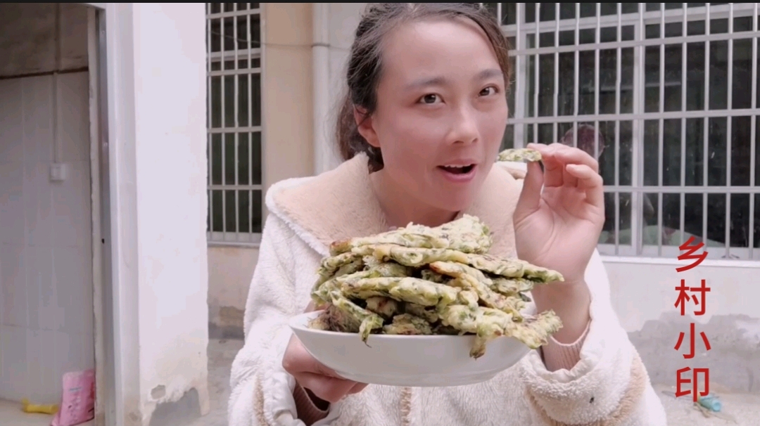 婆婆送来洋槐花,农村媳妇简单两步做饼子,母女俩比着吃
