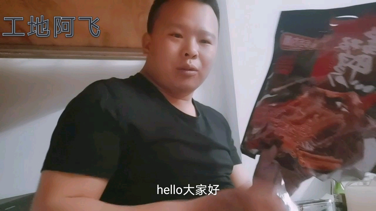 听朋友说湖南特产酱板鸭好吃,前两天在网上买了一个,已经到了