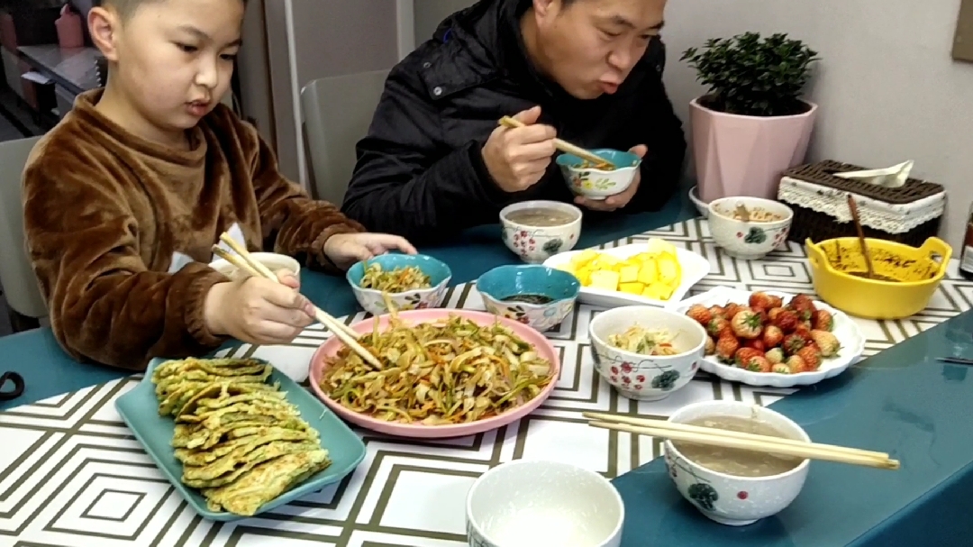 豆芽做山西特色炒饼,分分钟搞定,小媳妇手艺太好,老公夸大厨