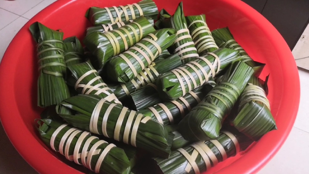 分享全网独家芒叶五香咸肉粽子做法,鲜香软糯香味诱人艺术品一般
