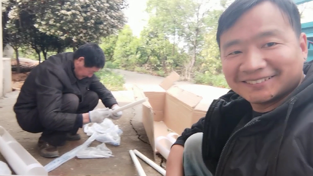 科技改变生活,鸡都能用上自动饮水机,再也不用天天喂水了