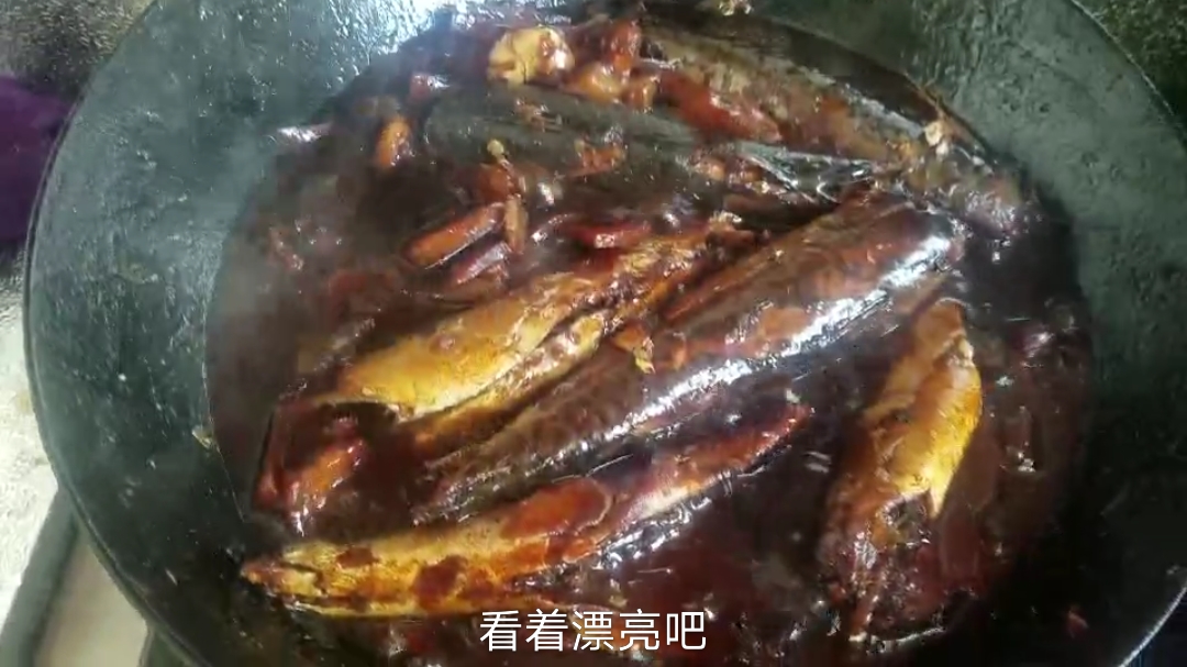 老张星期天大早晨起来做鲅鱼,秘制配方,闺女媳妇儿又吃美了
