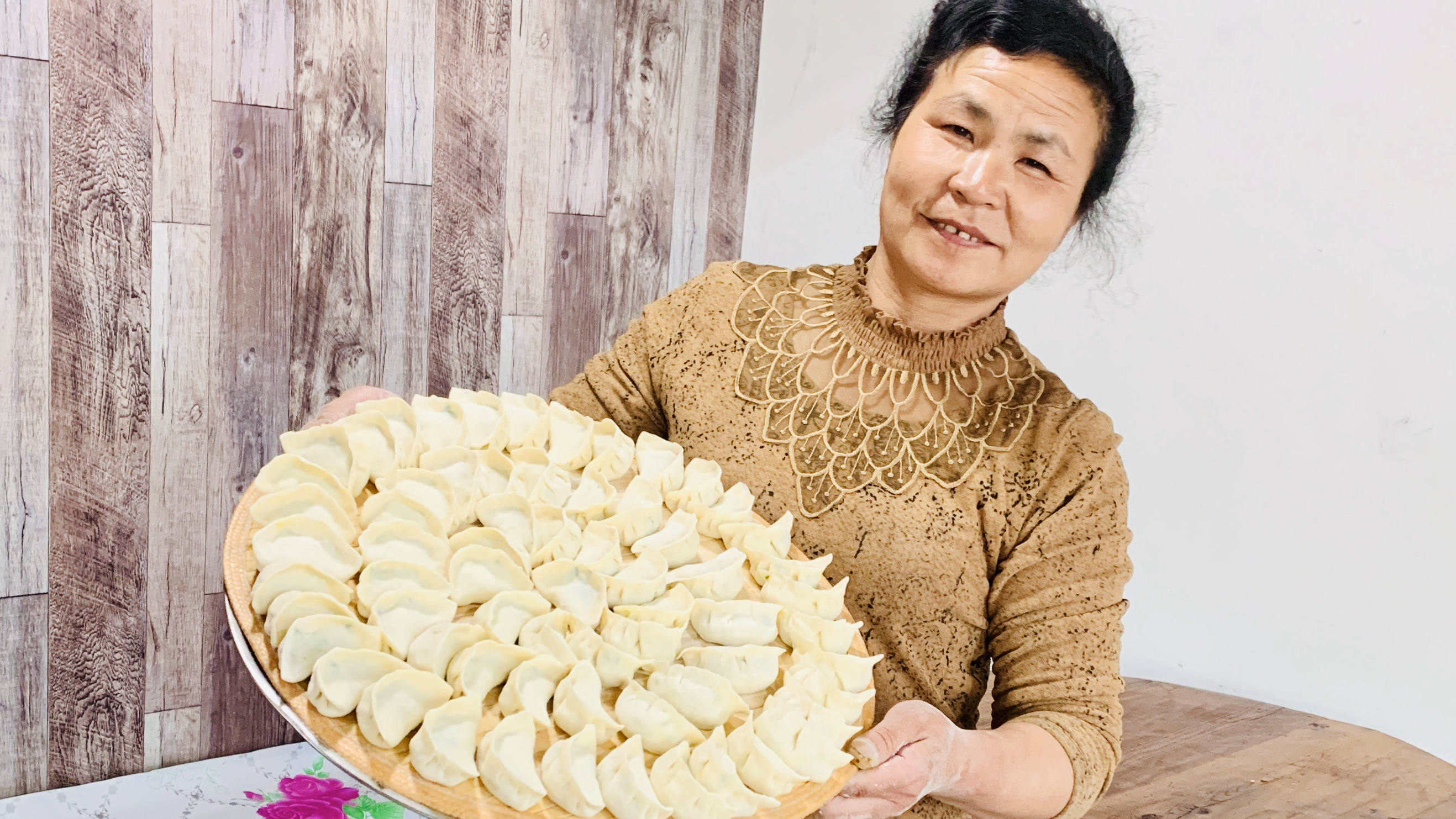 东北婆婆包饺子,韭菜鸡蛋馅,放了一种配料是海鲜,你知道是啥吗