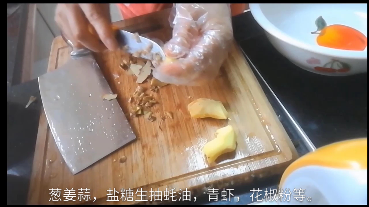 油爆青虾(小龙虾),四月份的小龙虾个头还比较小,但是味道很可