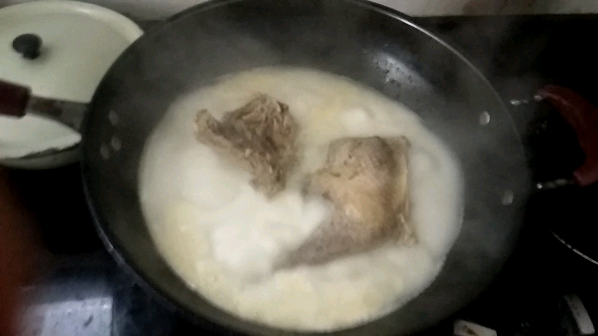 今晚煮地腊鸡肉,汤是熏白色地,有点好奇,我从没煮到腊肉这汤这