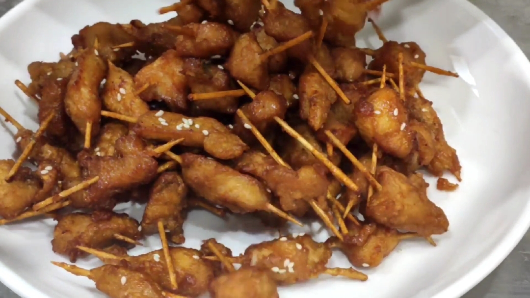 鸡胸肉串上牙签洒上孜然飘香四溢,家里的小孩抓着吃,真香