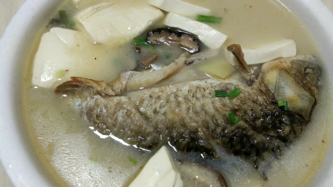香菇豆腐鲫鱼汤这样做最好喝,营养丰富特别鲜,做法还简单