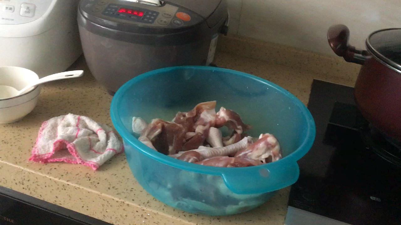 小白练厨技第7集,今天的鸭蝴蝶卤的很好吃!