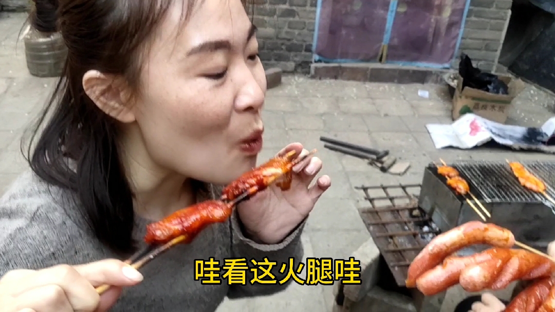 豆芽一家人自制烤炉,在小院儿里边烧烤边聊天,很是惬意