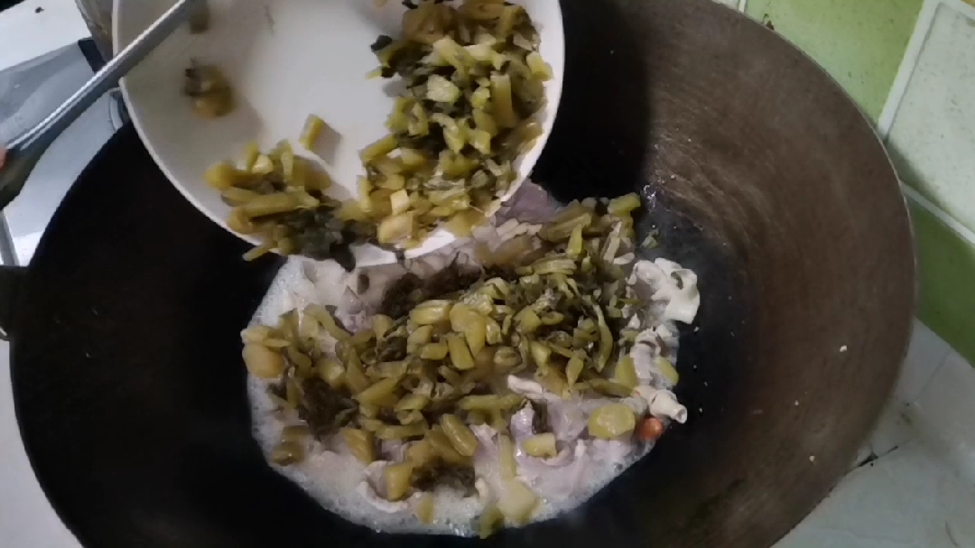 家常开胃菜,酸菜炒鸡杂,米饭两碗不够吃!