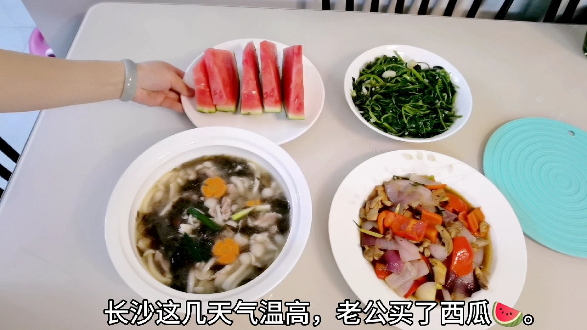 长沙一家三口的晚餐,两菜一汤荤素搭配,黑椒鸡柳味道很赞