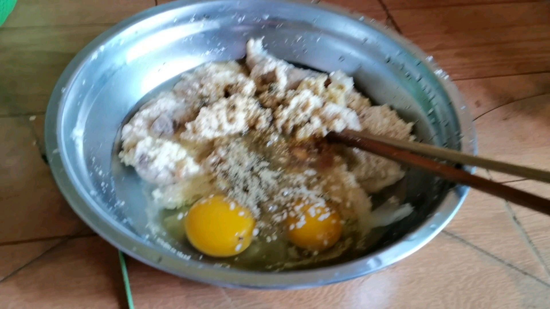 鱼籽炒鸡蛋,很有营养,没事做做看吧