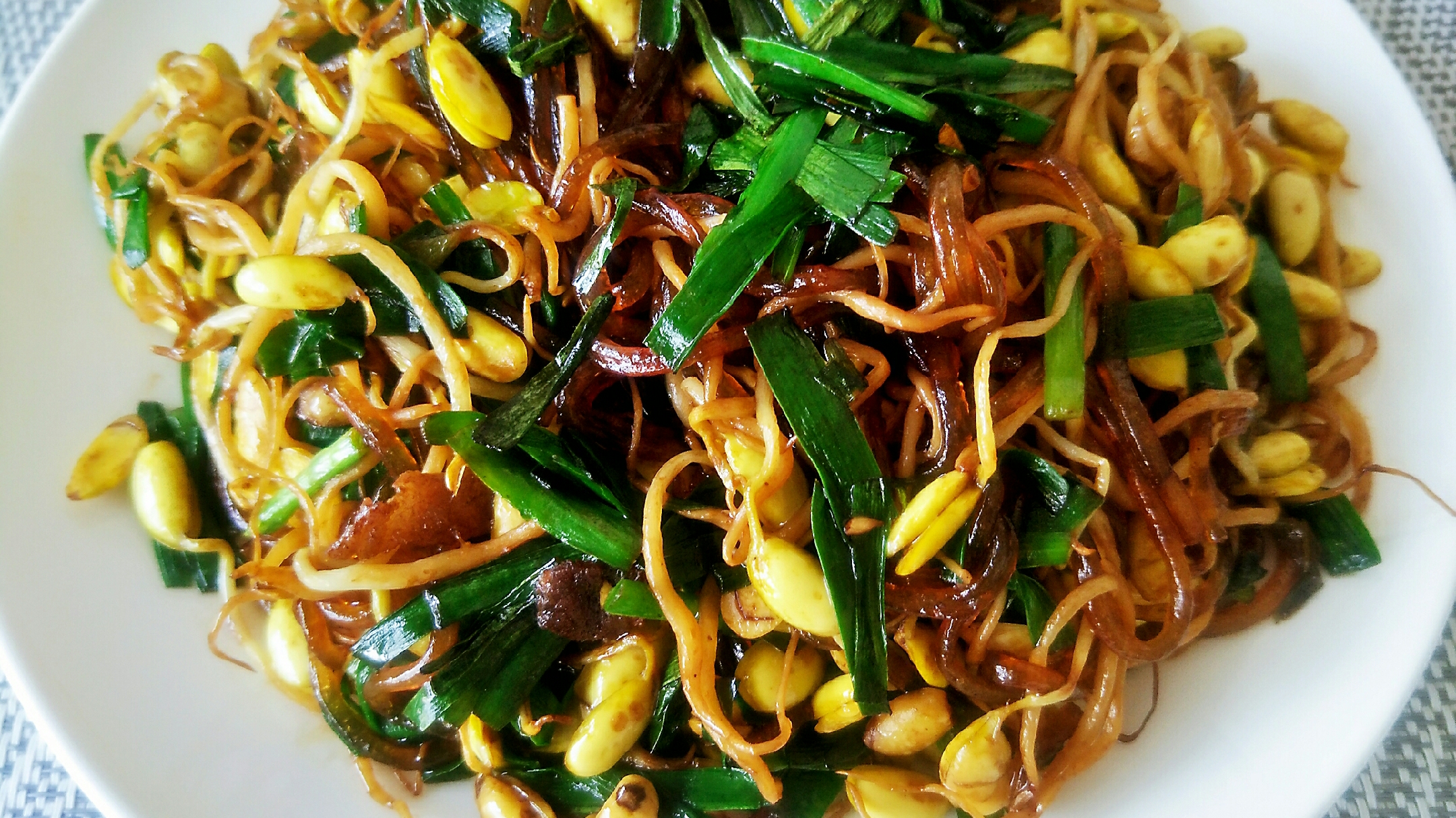 自己发的黑豆芽炒粉,加点韭菜越嚼越香,配大米饭真是太好吃了!