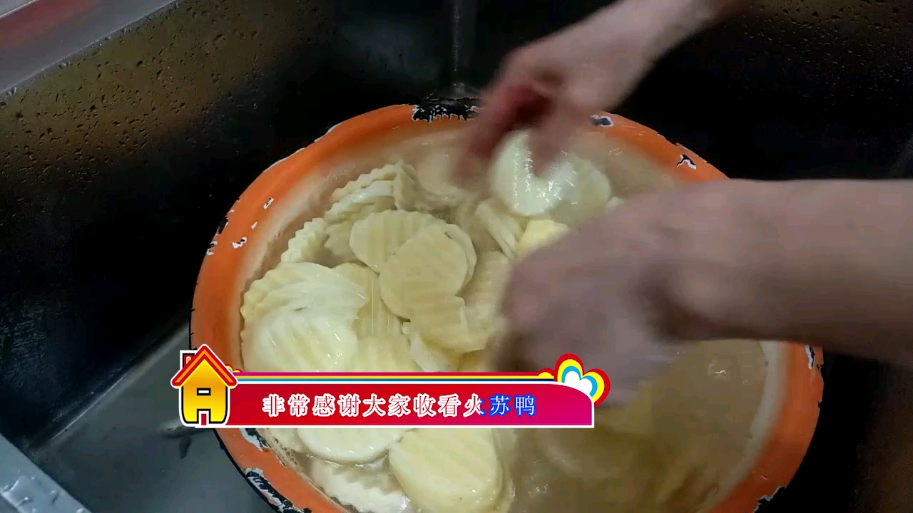 农村两兄妹摆摊卖卤菜,一天卖2锅卤味,一出摊就卖光