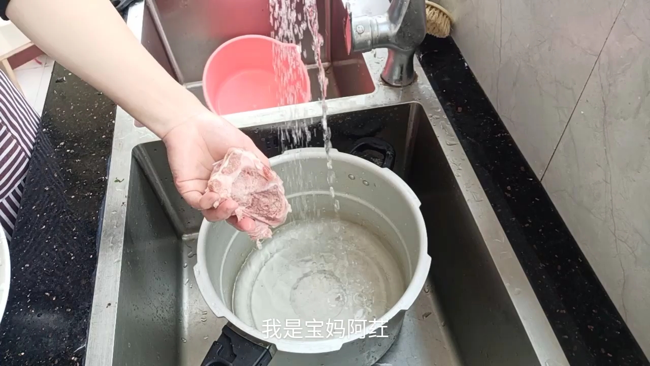 猪筒骨配什么炖汤最营养,猪筒骨炖干香菇小孩吃了既补钙又暖肚子