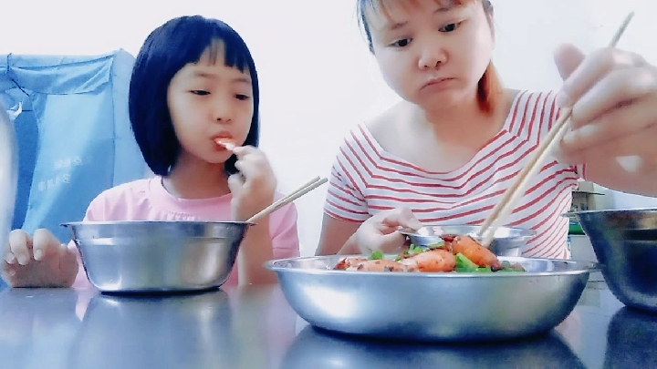 干锅鸡围虾,配上千里之外带来的辣椒粉,简直是太……