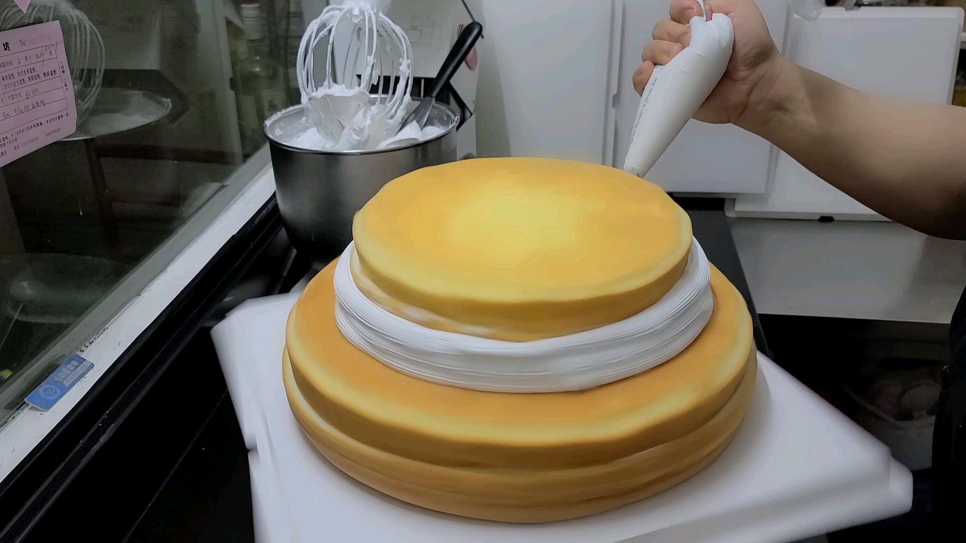 孝顺儿女为八十大寿的老母亲准备的寿星大蛋糕,成品效果极佳。
