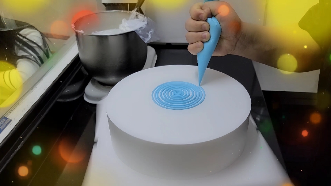 美丽的艾莎公主蛋糕原来是这样制作出来的,挺有创意的。