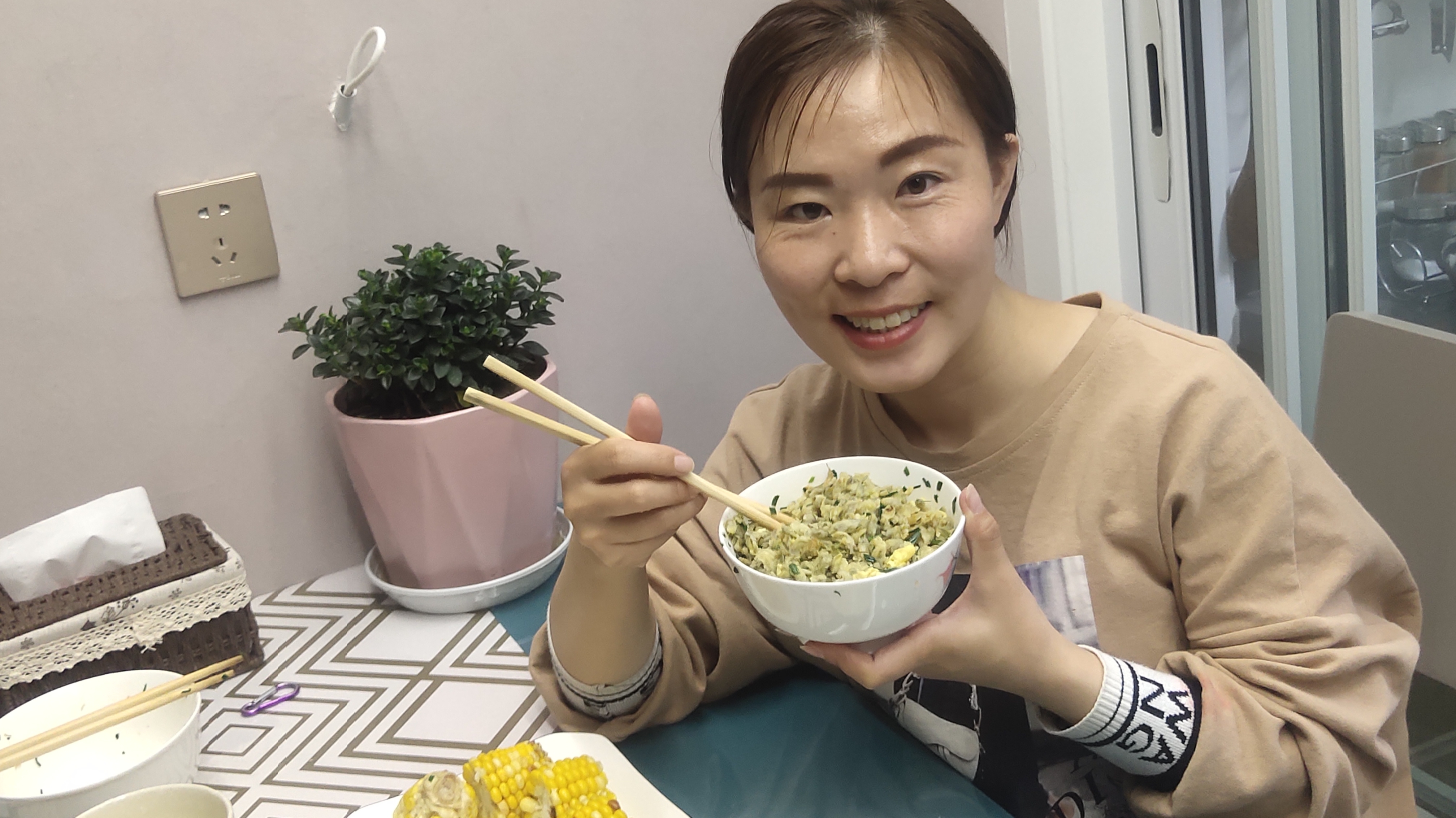 又是一年槐花飘香,做一碗蒸槐花用韭菜炒下,拌点辣椒油,好吃